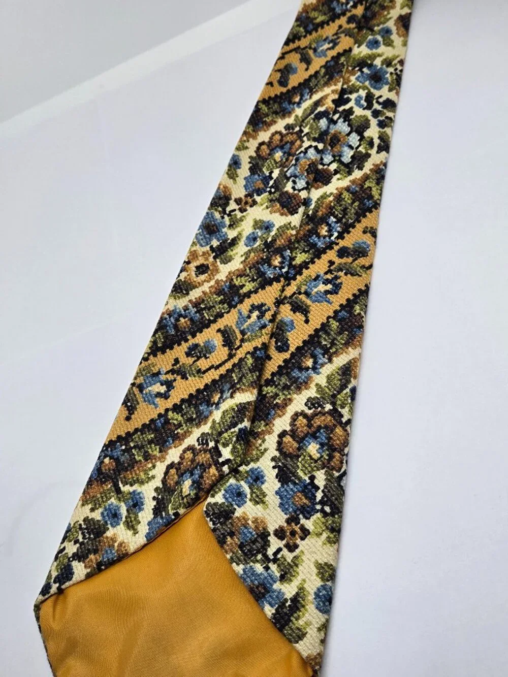 Vintage 1970s Kipper Mens Tie, Tapestry Pattern, 4.5